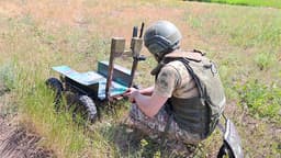 Из доступных комплектующих: российские военные разработали робота-эвакуатора