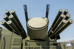 Тандем против ATACMS и танков Abrams: расчеты ЗРПК «Панцирь» сбивают натовские ракеты, а операторы FPV-дронов атакуют бронетехнику врага
