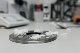 Новый самоактивирующийся огнетушитель на базе газового гидрата разработан в Томске 