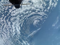 МКС снова увеличила орбиту на 1,4 км из-за российских «Союзов»