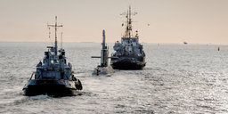 Подводная лодка «Великие Луки» при поддержке кораблей и авиации Балтийского флота продолжает заводские ходовые испытания