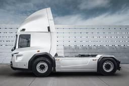 На «Иннопроме» показали гибридный футуристический тягач MAZ-X