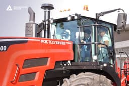 С ветерком: глава Минпромторга Алиханов проехался на одном из комбайнов «Ростсельмаша»