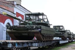 Тихие омские «восьмидесятки»: УВЗ поставил в войска танки Т-80БВМ с новой антидроновой защитой