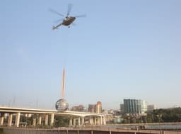 Вертолет Ми-8АМТ доставил арт-объект «Планета любви» в Ростов-на-Дону