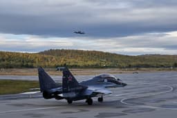 Уклонились от удара врага: Северный флот поднял в воздух Су-30 СМ, Су-33, Су-24М, МиГ-29К, Ил-28, Ка-27