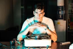 Всасывает всю пыль, самообслуживается: стали известны характеристики нового российского робота-пылесоса