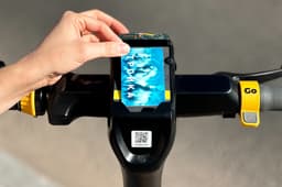 Whoosh запустил возможность оплаты самокатов картой «Тройка»