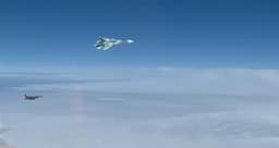 Истребитель Су-27 ВКС России отогнал F-16: уникальные кадры