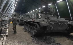 День, два — и на фронт: средний срок ремонта подбитой техники ВС России существенно вырос