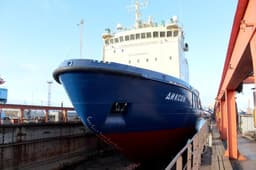 «Красная Кузница» отремонтировала: в Архангельске спустили на воду ледокол «Диксон»