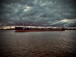 Танкер «Азимут-1» вышел на ходовые испытания в Каспийском море