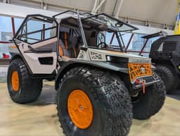 Довезёт и доплывёт куда угодно: псковский снегоболотоход «Тактик Партизан» привезли на «Вездеходер-2024» 