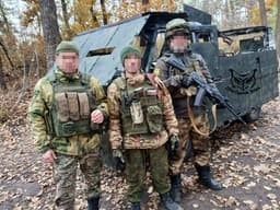 Футуристичную «бронебуханку» УАЗ с пулеметом и защитой от FPV-дронов заметили на передовой