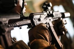 Легендарный автомат Калашникова полностью обгорел, но продолжил работать: уникальные кадры