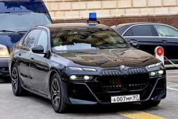Санкционный BMW 7-Series с правительственным госномером от Aurus Senat заметили в Москве