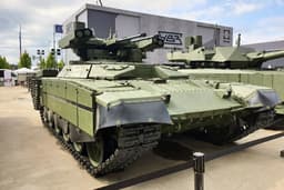 Экипаж БМПТ «Терминатор» работает прямой наводкой по позициям противника трассерами: «скосил» весь лес