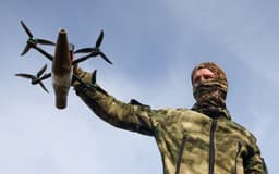 Российские военные начали использовать FPV-дроны со сбросами: разбивают блиндажи на части