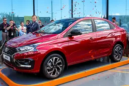 АвтоВАЗ нарастил производство новейшей Lada Iskra: редкие кадры с завода