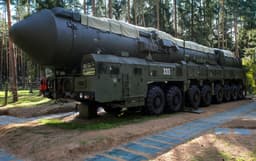 Уникальные кадры загрузки межконтинентального «Ярса» в шахтную пусковую установку: ядерное могущество России