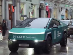 По Москве курсирует новогодний Cybertruck с розовыми фламинго и Дедом Морозом