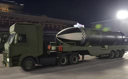 «Способна нести ядерную боеголовку»: в Military Watch Magazine разглядели пусковые установки Pukguksong-2 на фото с железнодорожным эшелоном вооружений для России 