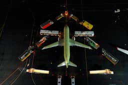 Импортозамещённый Superjet превратили в ёлку: фото