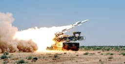 Превратят БПЛА в сноп искр: мощные кадры боевой работы ЗРК «Бук-М2» на гусеничной машине 569Б-01