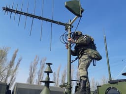 Российский Кулибин модернизировал штатную антенну станции РЭБ для военных: «птички» упадут