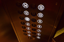 Минстрой на пять лет отложил замену 64 тысяч устаревших лифтов