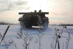 Экипажи БМП-2 отработали приёмы экстремального вождения в Амурской области