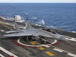 Палубные истребители МиГ-29КУБ совершили полёты в Заполярье