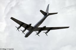 Стратегические ракетоносцы Ту-95МС в сопровождении МиГ-31 и Су-33 пролетели над Норвежским и Баренцевым морями