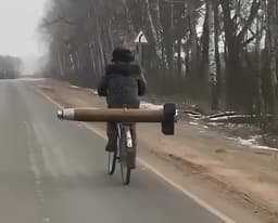 Мужчина на велосипеде с двигателем от зенитной ракеты «Панциря» засветился на видео