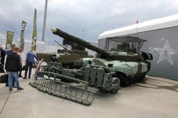 Экспортный Т-90М «Прорыв», десантное САО «Лотос», заменяющий батарею ЗРК «Панцирь-СМД-Е»: что Россия привезла на оружейную выставку в ОАЭ