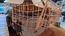 Инженеры хитро защитили корму танка Т-90МС от дронов-камикадзе с помощью дешевого материала