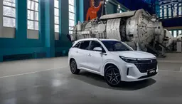 Продажи новых электрокаров упали вдвое 