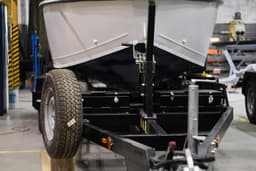 Новая рессорная подвеска и трап: KMZ модифицировал прицеп для катеров «Валья»