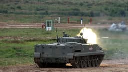 Смертельная лавина: БМП-3 открыла огонь прямой наводкой из автоматической пушки 2А72 по позициям в лесополосе