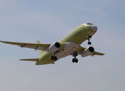 Лайнер Superjet 100 больше не обязан быть полностью российским: Минпромторг больше не настаивает на замене всех импортных комплектующих
