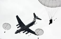 Военные десантировались в Псковской области с самолёта Ил-76 на скорости полёта 360 км/ч