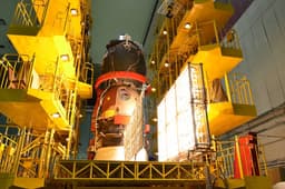 Перед запуском «Союза МС-27» его крылья развернули и просветили