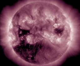 Мощные магнитные бури вдарят по Земле в выходные: пик активности ожидается в воскресенье утром