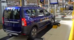 Новейшая Lada Largus в цвете «Капитан» попала на фото 