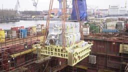 ОСК погрузила главный турбогенератор на атомный ледокол «Чукотка» 