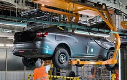 АвтоВАЗ почти вдвое сократит производство Lada Vesta в апреле