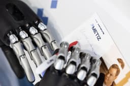 MaxBionic представила модели бионических кистей MeHandA и MeHandB на собственном ПО