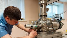 УрФУ создаёт вторую в России астрохимическую установку для моделирования космических условий: гелиевый криостат, электронная пушка, турбомолекулярные насосы