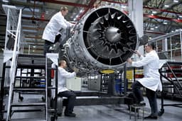 В России начали собирать авиадвигатели в очках дополненной реальности