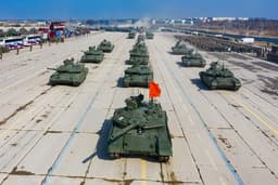 Многослойная броня и защита «Реликт»: 23 танка Т-90М «Прорыв» отправили мотострелкам ЦВО